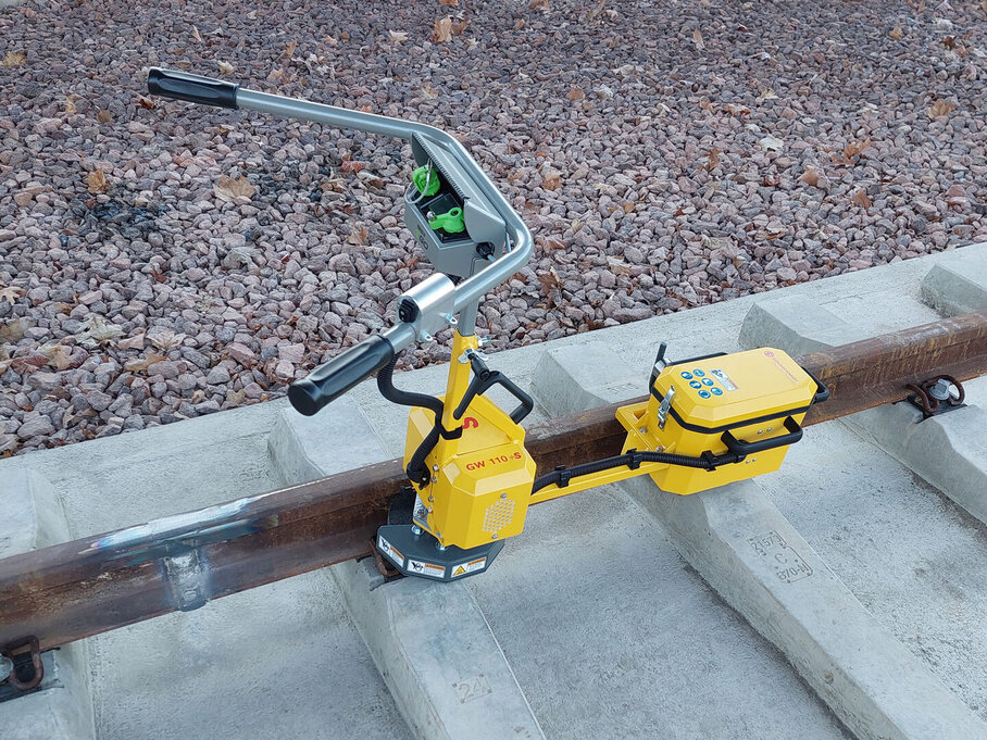 Web Grinder GW 110 +S on the track