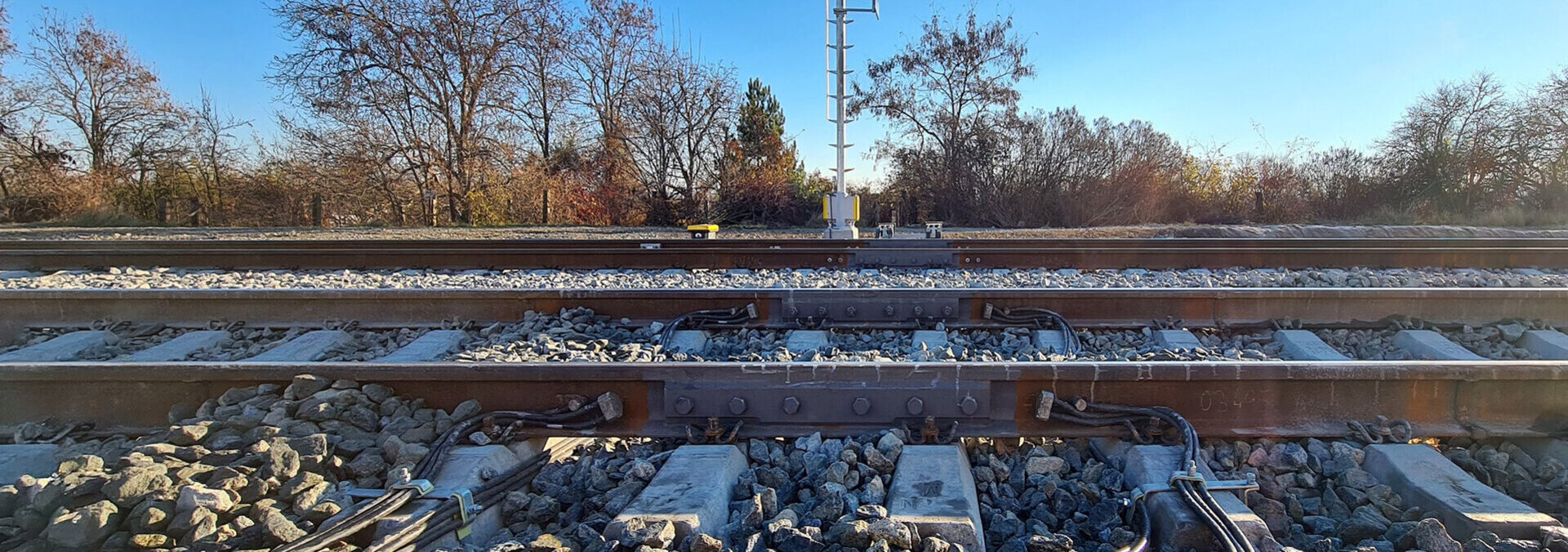 rail with factory assembled insulated rail joint made of steel
