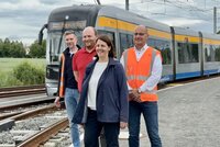 Four people standing on site at the track loop in Hänichen: Christian Petzold (LVB), Christian Heinz and Claudia Koch from Goldschmidt and Stefan Röll (LVB).