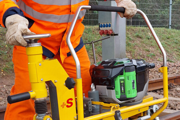 Meulage du champignon du rail avec la meuleuse de profil GP 3600 +S à batterie