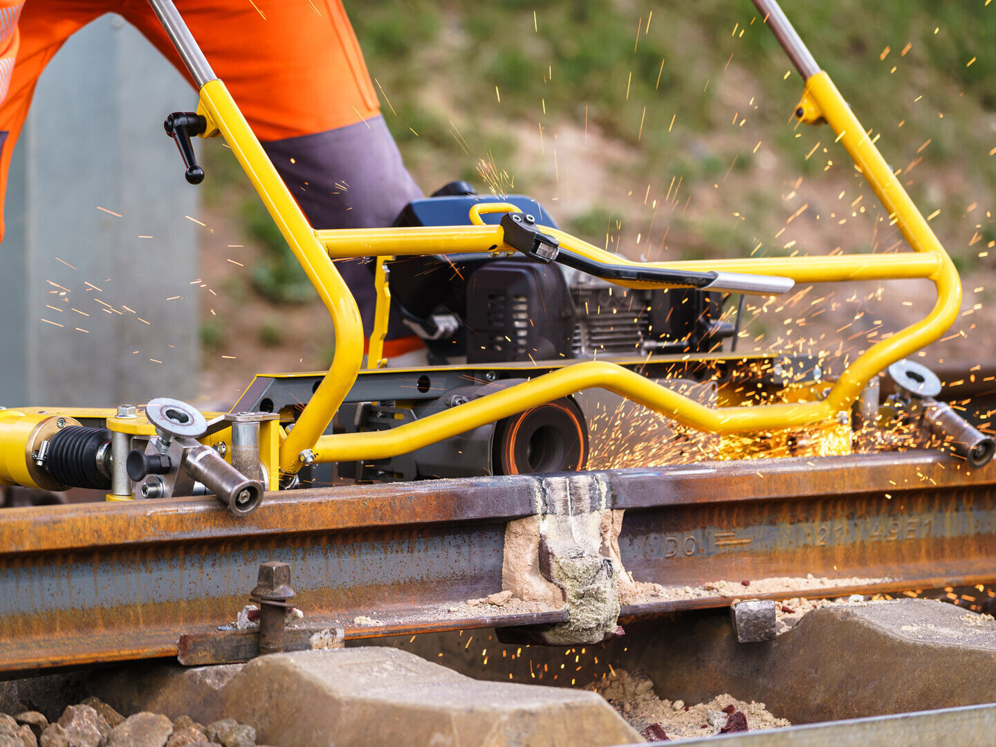 Thermit weld is ground with the GP 3600 P4