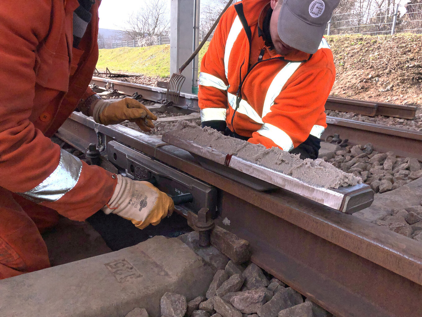 Installation of an insulating joint made of stelle with Isomor mortar