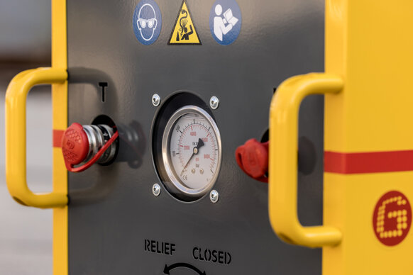 High pressure manometer on the compact power unit