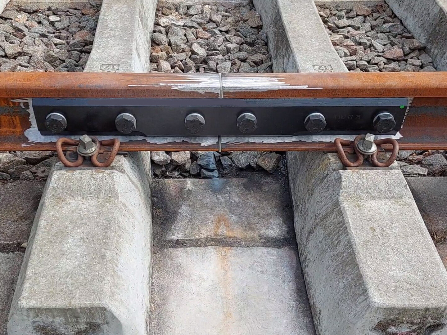 non-glued insulated rail joint made of steel in the track