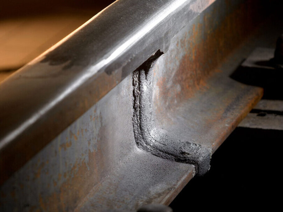 welded rail joint of a flat bottom rail