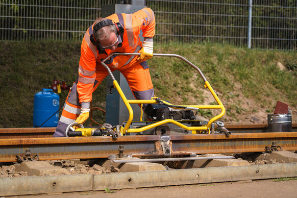 Grinding the running edge with profile grinder