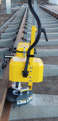 Grinding the rail web with battery grinder GW 110 +S