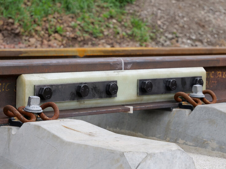 Non-glued insulated rail joint made of GFRP in the track
