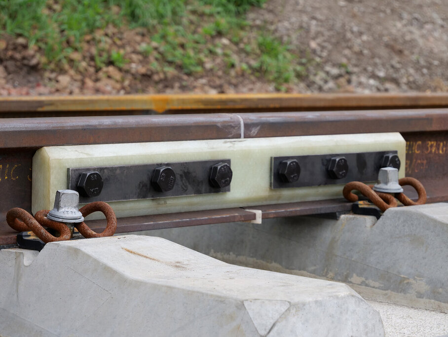 Joint de rail isolé non collé en GFRP dans la voie