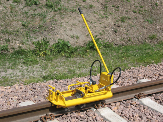 Trimming unit with flanged hand pump