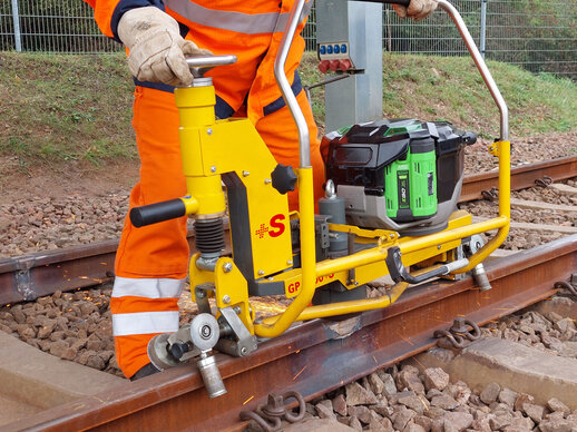Meulage du champignon du rail avec la meuleuse de profil GP 3600 +S à batterie