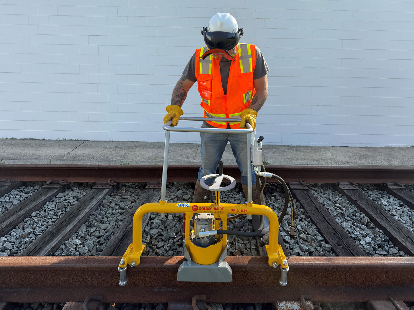 Profile grinder GP 210 H in action on the tracks